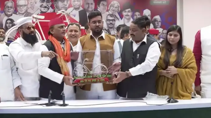 UP News: यूपी चुनाव से पहले बढ़ रहा सपा का कुनबा, पूर्व BJP सांसद बेटी समेत साइकिल पर सवार